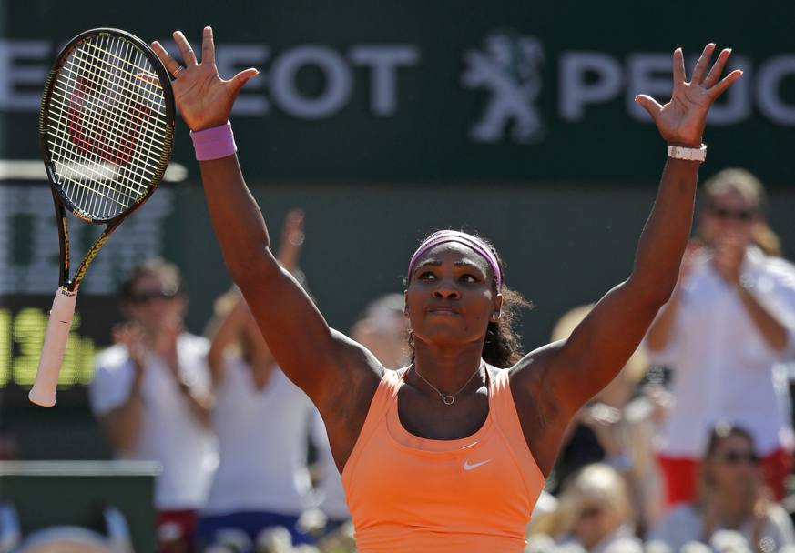 Fronte. La racchetta non serve pi. Braccia alzate per Serena Williams regina di Parigi (Action images)